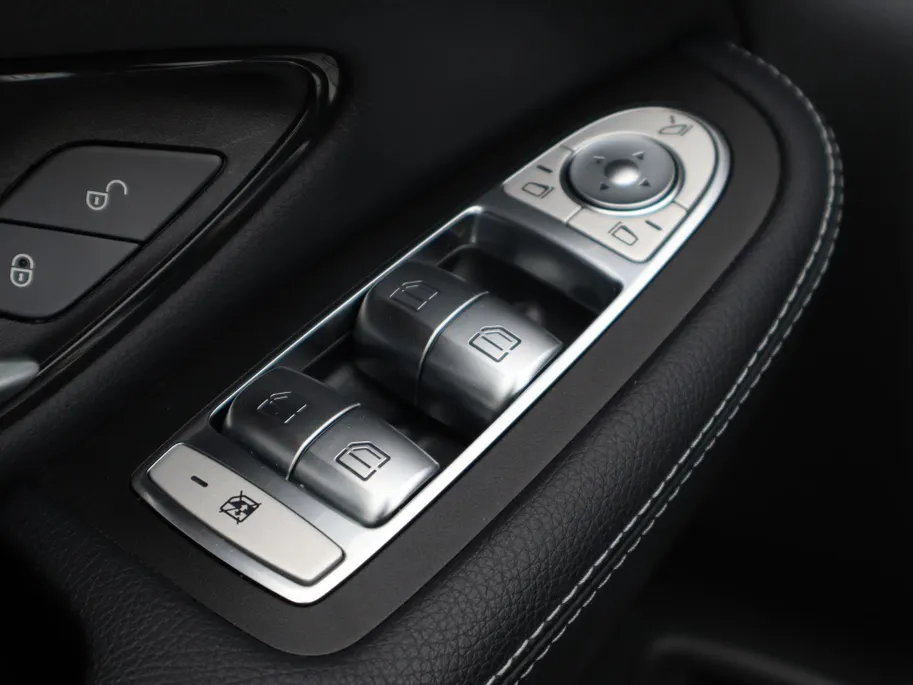 Mercedes-Benz GLC 300e 4MATIC Premium Plus l Trekhaak l Panoramadak l stoelverwarming