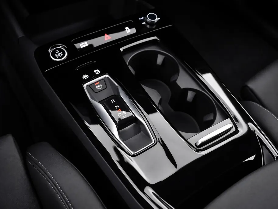 Audi Q6 e-tron Launch edition quattro 100Kwh 388 PK · Panorama dak · Assistentiepakket Veiligheid · Tech Pro
