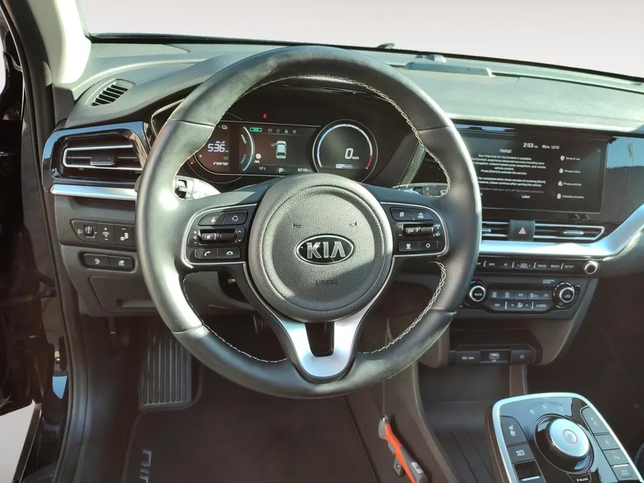 Kia e-Niro DynamicPlusLine 64 kWh | Warmtepomp! | Apple Carplay / Android Auto | Navigatiesyteem | Elektrisch Verstelbare Voorstoelen | Bestuurdersstoel + Geheugen | Stoelverwarming + Stoelkoeling | Stuurverwarming | Elektrisch Schuif / Kanteldak | Licht + Regensens