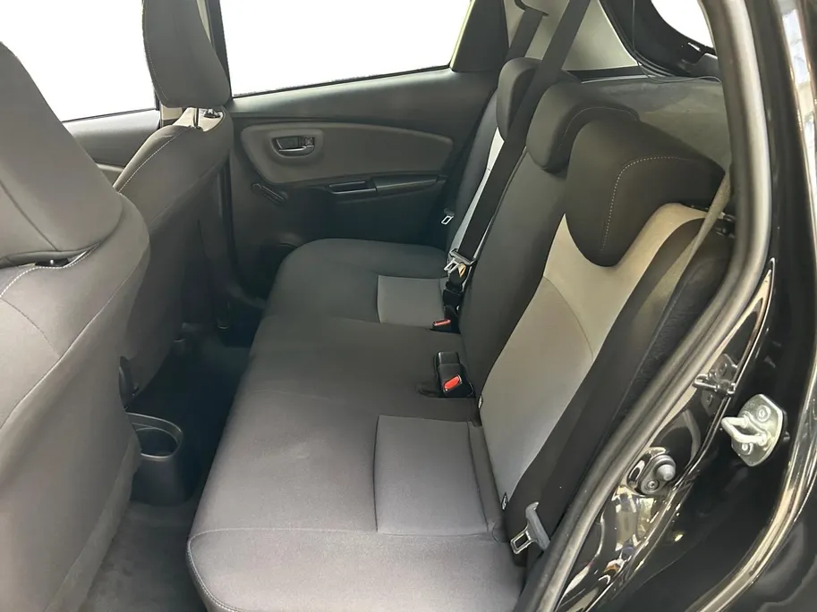 Toyota Yaris 1.5 Hybrid Dynamic | Apple Carplay / Android Auto | Parkeersensoren Voor | Parkeercamera Achter | Lichtsensor + Regensensor | Cruise Control | Rijstrooksensor | 15'Lichtmetalen Velgen