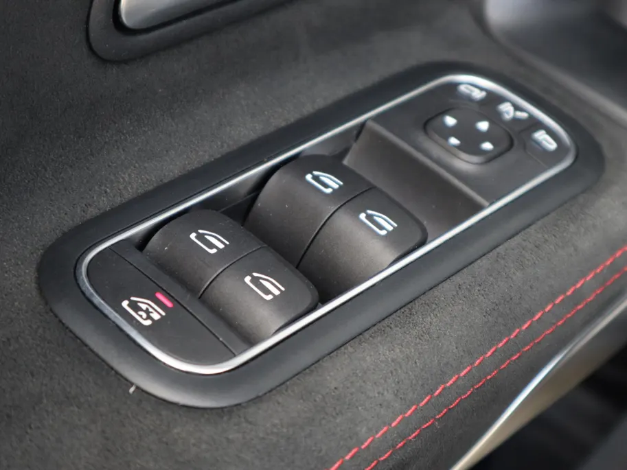 Mercedes-Benz A-Klasse 250 e AMG Line | HUD | Multispaak | LED | Navigatie | Camera | Automaat
