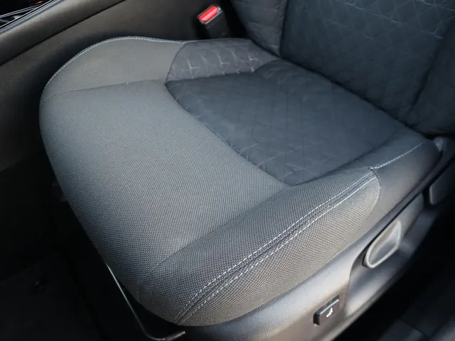 Toyota C-HR 1.8 Hybrid Style Bi-tone | Stuur en stoelverwarming | Blindspot | Trekhaak