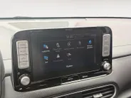 Hyundai Kona EV Premium 64 kWh | 99% SOH | Achteruitrijcamera | Head Up Display | Dodehoek Detectie | Lederen Bekleding | Climate Control |