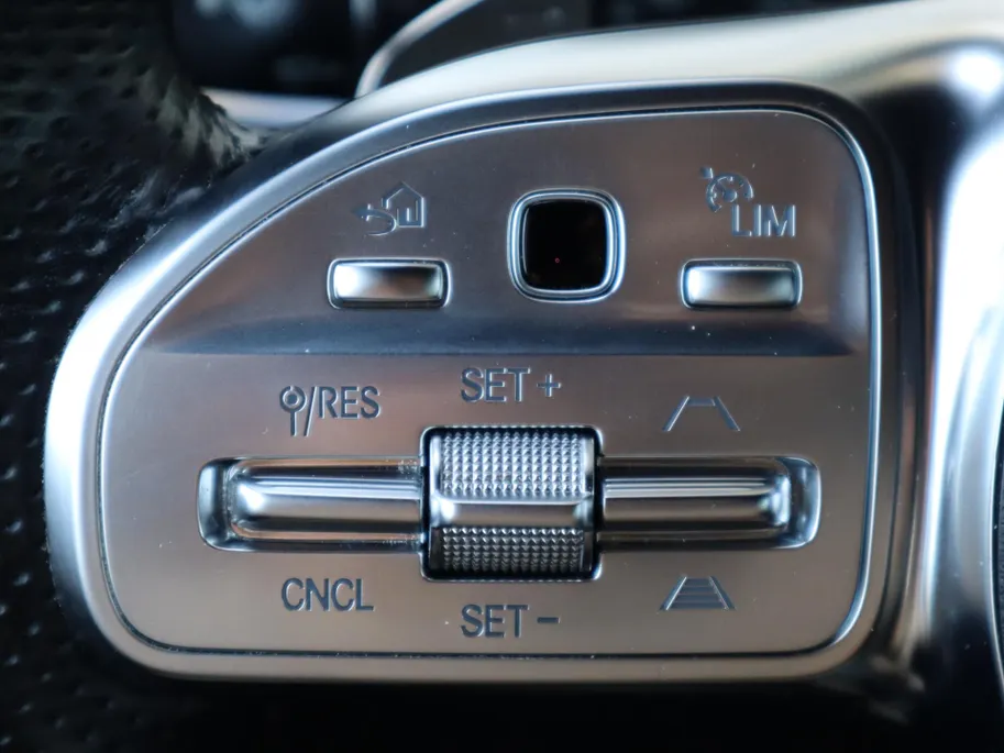 Mercedes-Benz EQC 400 4MATIC Business Solution AMG 80 kWh l Trekhaak l Keyless l Stoelverwarming