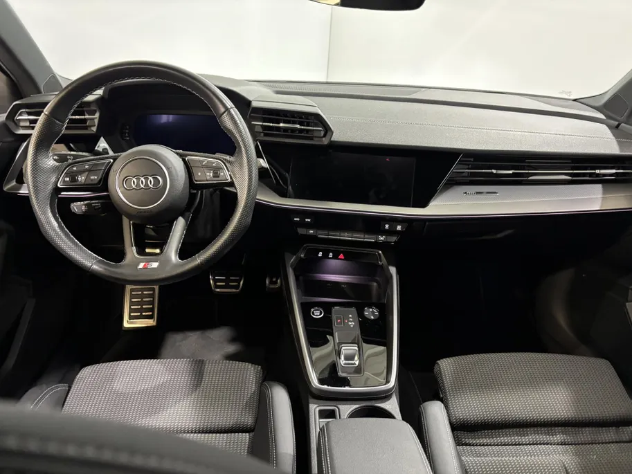 Audi A3 Limousine 110PK 30 TFSI S Edition Automaat | 1e eigenaar | Virtual Cockpit | Navi | Armsteun | Cruise Control | Zwarte Lichtmetalen Velgen | Apple CarPlay/Android Auto | Full LED koplampen | Keyless Entry |