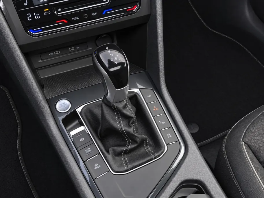 Volkswagen Tiguan 1.4TSIeHybrid 180kW/245PK R-Line Black Style · Panoramadak · Leder · 360°Camera + Parkeersensoren · Stoelverwarming · Elektr. stoelverstelling ·