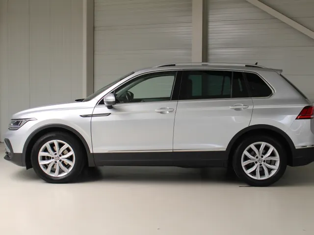 Volkswagen Tiguan 1.5 TSI Life Navigatie | Trekhaak | Parkeercamera | All Season Banden