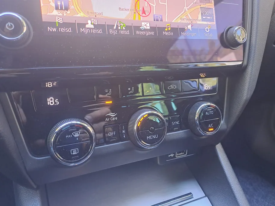 Škoda Octavia Combi 1.0 TSI Greentech Business Edition | Navigatie | Cruise Control | LM Velgen  | Apple Carplay/Android Auto | Parkeersensor achter | DAB