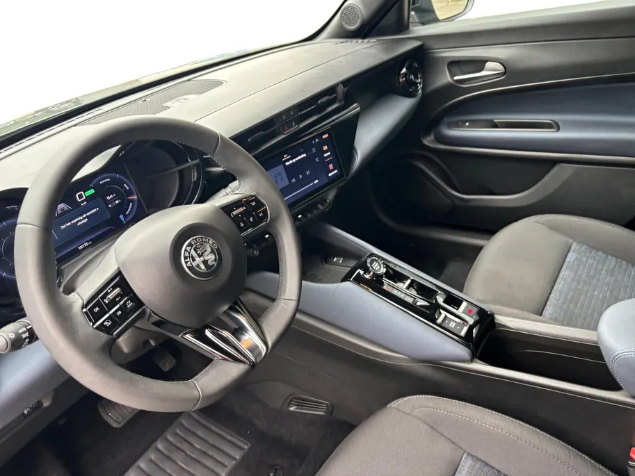 Alfa Romeo Junior Elettrica 54 kWh 156PK AUTOMAAT | APPLE CARPLAY | ADAPTIVE CRUISE CONTROL | PARKEER SENSOREN | AIRCO |
