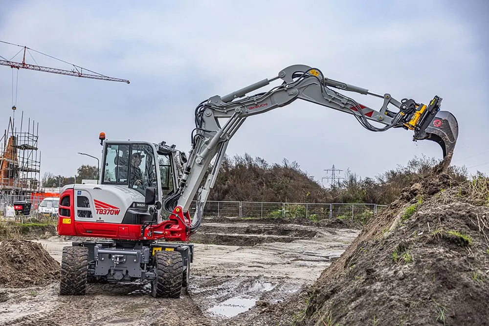 Takeuchi TB370W mobiele kraan met giek uitgerekt