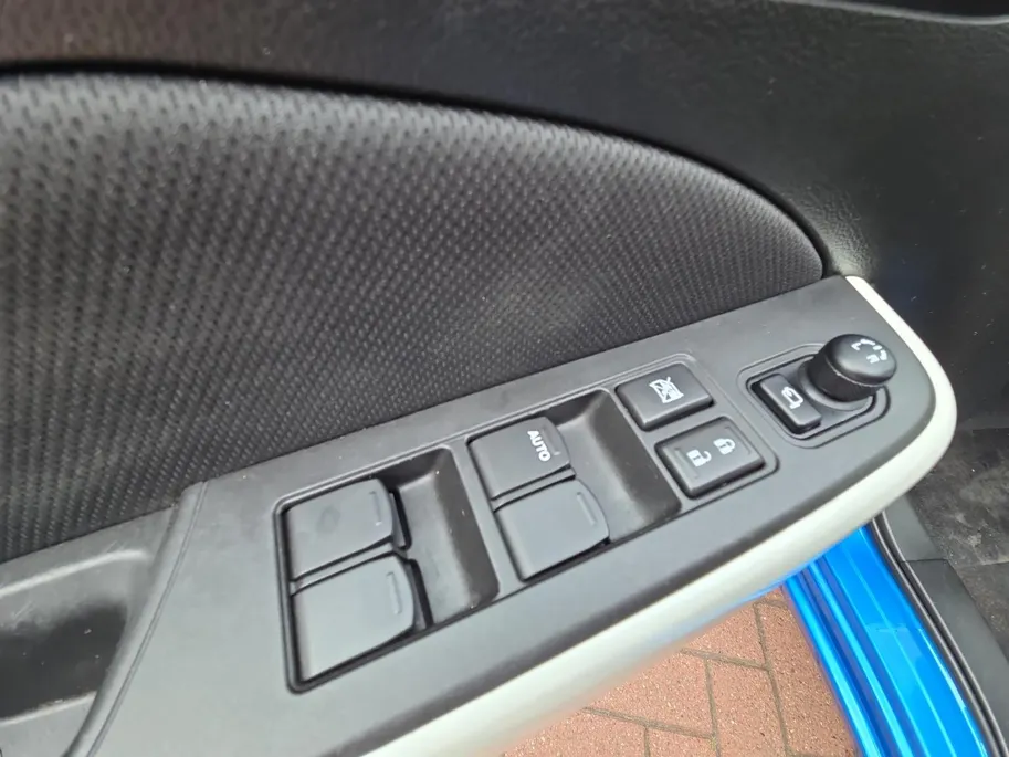 Suzuki Swift 1.0 Stijl Automaat | Navi | Camera | Cruise & climate control | Stoelverwarming | Two-tone Metallic lak | Apple Carplay/Android Auto | Bovag garantie | NAP