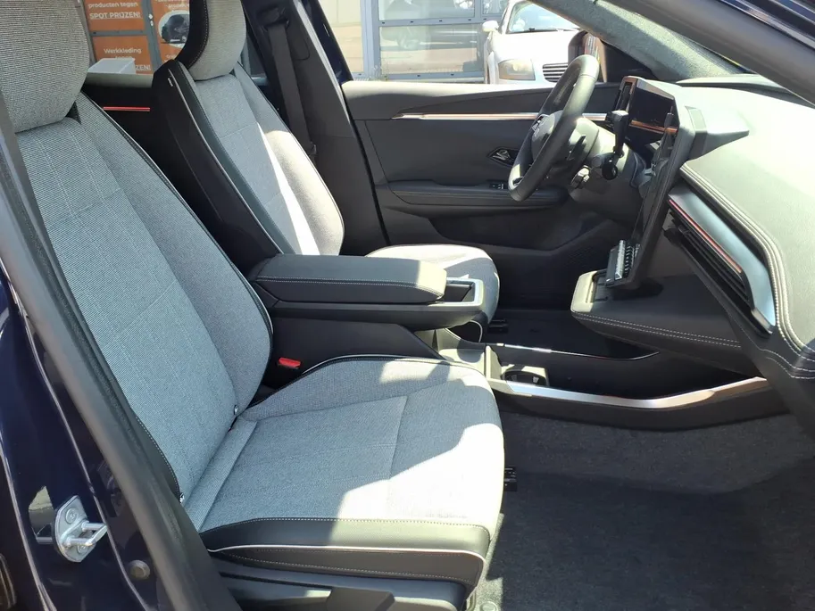 Mitsubishi Eclipse Cross Business Edition 87 kWh Apple Carplay/Android Auto , electronic climate controle , navigatiesysteem , stof/kunstlederen bekleding , voorstoelen verwarmd , warmtepomp.