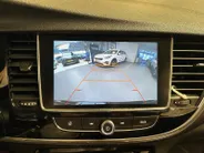 Opel Mokka X 1.4 Turbo 120 Jaar Edition | All-Seasonbanden | Apple Carplay / Android Auto | Parkeersensoren Voor + Achter | Camera Achter | Lichtsensor | Cruise Control | 17' Lichtmetalen Velgen