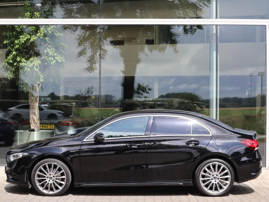 Mercedes-Benz A-Klasse 250 e AMG Line | HUD | Multispaak | LED | Navigatie | Camera | Automaat
