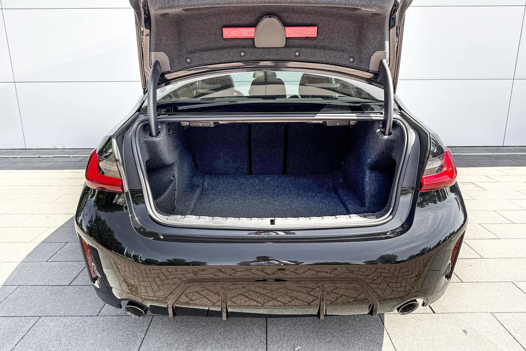 BMW 3 Serie Sedan 318i M-Sport