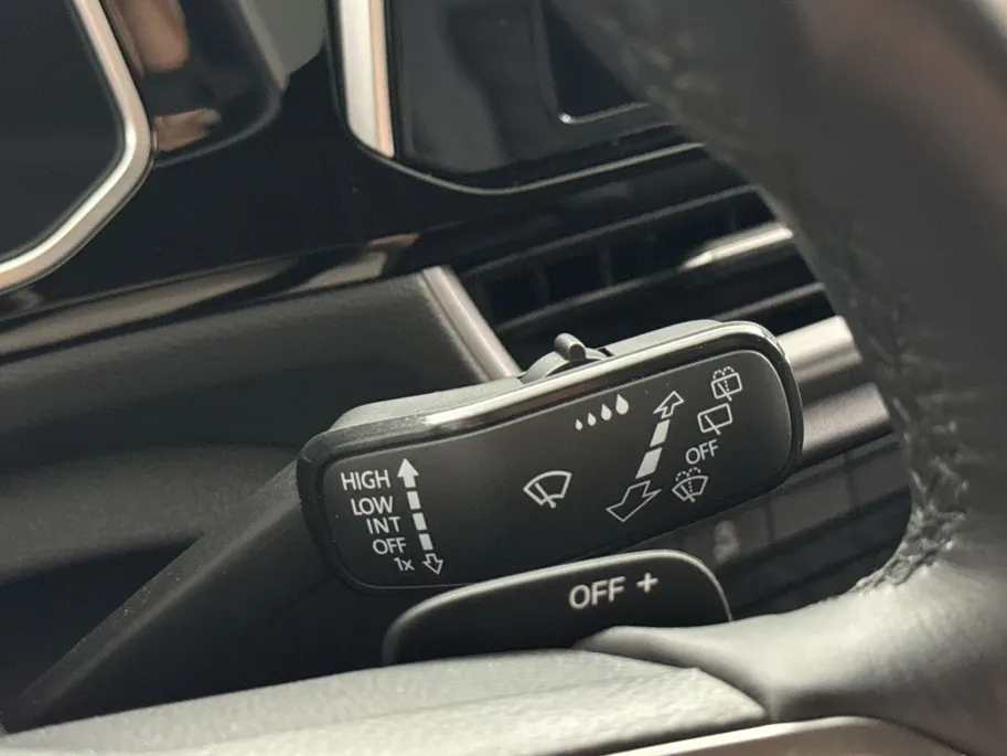 Volkswagen T-Roc 1.5 TSI R-Line DSG Automaat | IQ Light | Elektrische Achterklep | Winterpakket