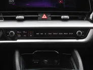 Kia Sportage 1.6 T-GDi Hybrid Dark Edition | Stuur-/stoelverwarming v+a | Camera | Elek. stoelverstelling | 18' LM | Cruise adapt. | Navi | Clima | Half leer/suède |