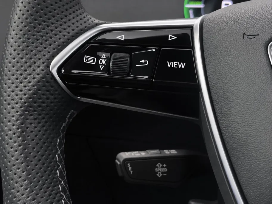 Audi e-tron 55 408pk Quattro S edition 95 kWh · SOH 97,1% · Panoramadak · Camera · Luchtvering · Zwart Optiek Plus · 21'' Inch ·