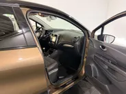 Renault Captur 90PK TCe Intens | All Season Banden | Armsteun | Navi | Camera | Parkeersensoren | Climate Control | Bluetooth | Lichtmetalen Velgen | Licht & Regen Sensor |