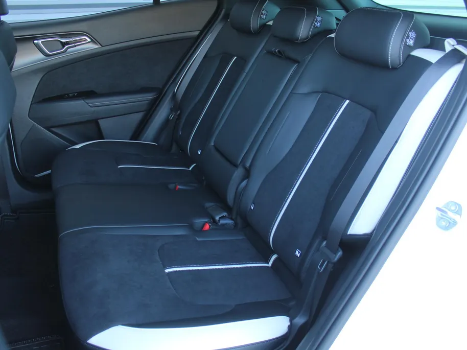Kia Sportage 1.6 T-GDi Hybrid GT-Line | Trekhaak | Stuur-/stoelverwarming | Elek. stoelverstelling + achterklep | Schuifdak | 18' LM | Cruise adapt. | Camera |