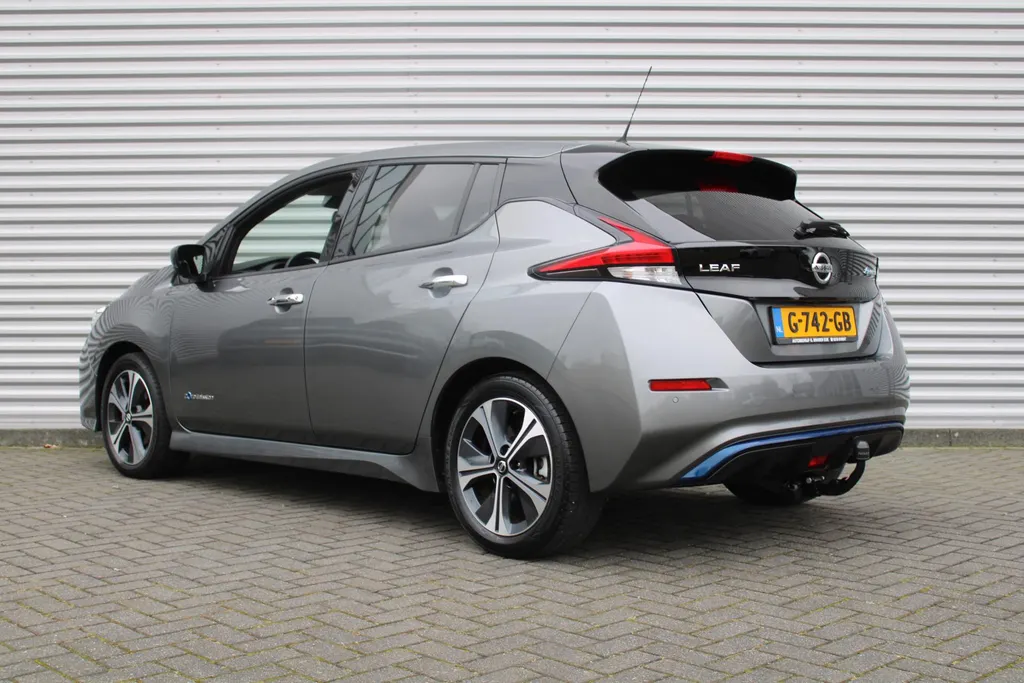 Nissan Leaf Tekna 40 kWh | Trekhaak | Stuur-/stoelverwarming | 360 Camera | LED | Dodehoek detectie | Cruise adapt. | 17' LM | Half leer/stof | Navi |