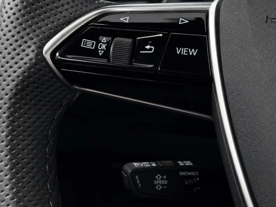Audi e-tron 55 408pk Quattro S edition 95 kWh · SOH 93,8% · Panoramadak · 360 Camera · Elek. Bestuurdersstoel · Apple/Android Car Play · 22'' Inch ·