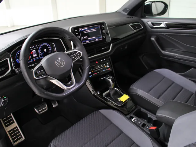 Volkswagen T-Roc Cabrio 1.5 TSI DSG R-Line Navigatie | 19' Misano | Stoel- en stuurverwarming | Matrix Led | Beats Audio