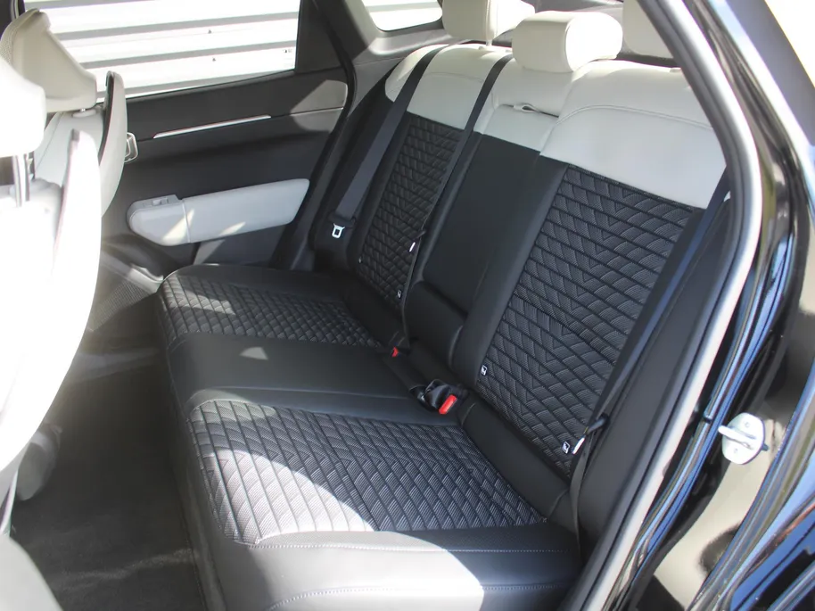 Kia EV4 Fastback GT-PlusLine 81.4 kWh | Schuifdak | Stuur-/stoelverwarming + ventilatie | Camera rondom | Elek. stoelverstelling | Leer | HUD | LED | 19' LM |