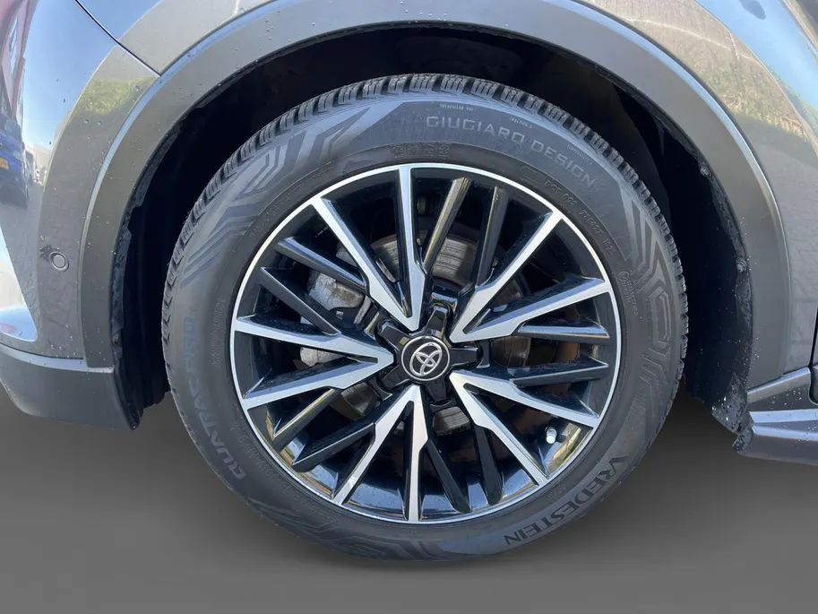 Toyota C-HR 1.8 Hybrid Bi-Tone | Side Bars| Leer| Lichtmetalen velgen| Stoel verwarming| 4 seizoenbanden| Afneembare trekhaak| JBL speakers| BI-Tone uitvoering| Navigatie| Metalliclak