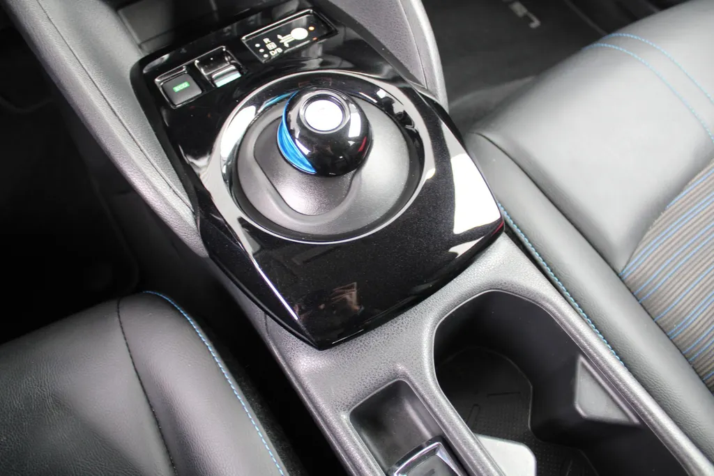Nissan Leaf Tekna 40 kWh | Trekhaak | Stuur-/stoelverwarming | 360 Camera | LED | Dodehoek detectie | Cruise adapt. | 17' LM | Half leer/stof | Navi |