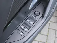 Peugeot 208 1.2 PureTech GT Pack | Stoelverwarming | Pano dak | Camera | Cruise adapt. | Dodehoek detectie | 17' LM | Navi | Clima | Leer/alcantara sportstoelen |