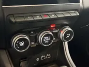 Renault Captur 145PK E-Tech Hybrid Intens Automaat | Camera | Parkeersensoren | Apple Carplay/Android Auto | Navigatie | Climate Control | Cruise Control | Lichtmetalen Velgen | Licht & Regensensor |