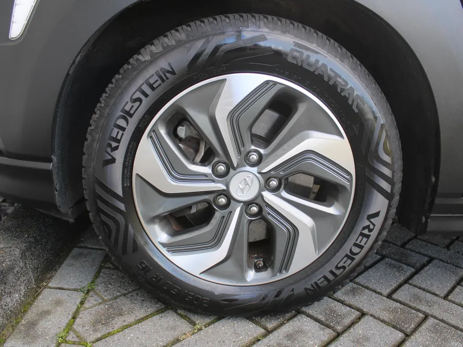 Hyundai Kona 1.6 GDI HEV Comfort | Trekhaak | Camera | 16' LM | Cruise adapt. | Navi | Apple Carplay/Android Auto | Clima | All seasons |
