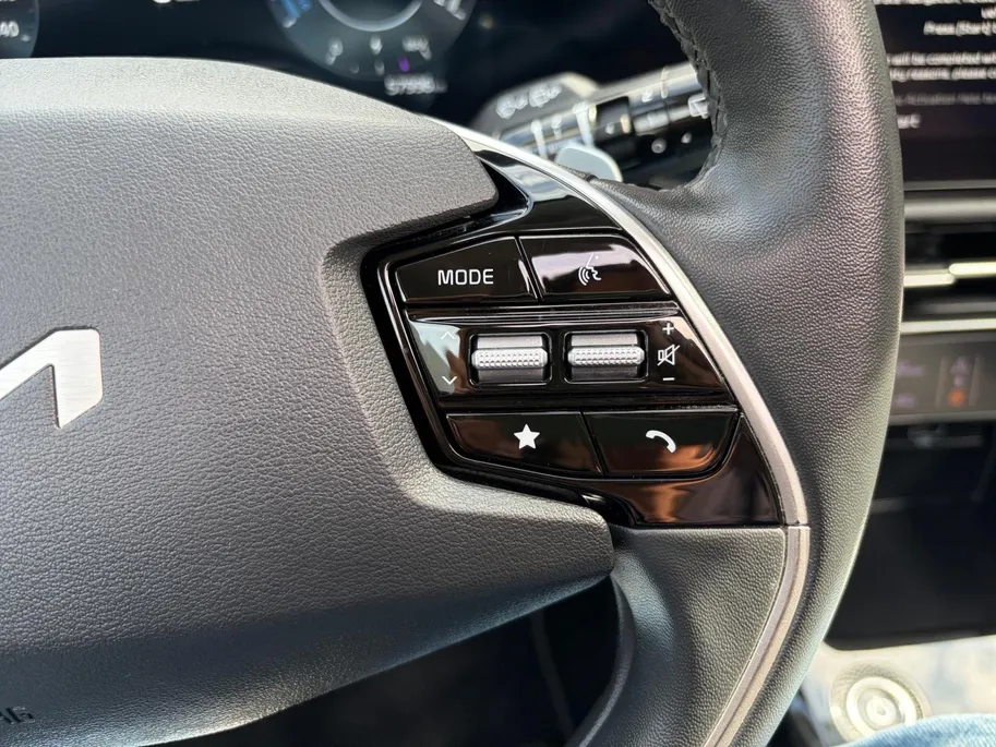 Kia Niro EV DynamicPlusLine 64.8 kWh | Glazen schuif-/kanteldak | Stoel- en stuurverwarming | Elektrisch bedienbare achterklep | Head-up display | Dodehoek assistentie | Achteruitrijcamera | Apple/Android Carplay | LED | Climate control