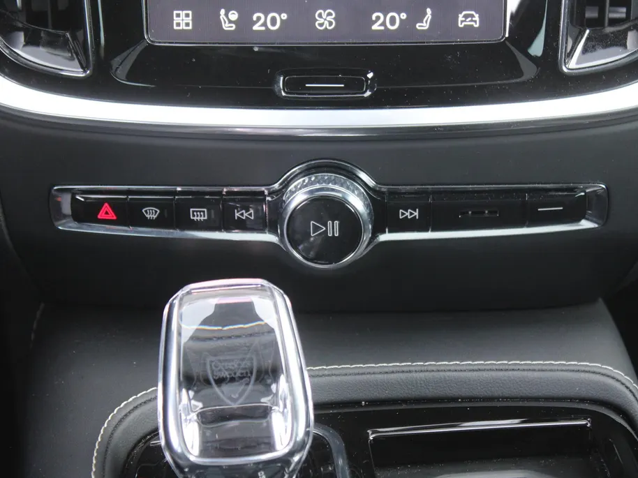 Volvo V60 2.0 T6 Plug-in hybrid AWD Plus Dark | Nappaleder | Trekhaak | HK audio | Schuifdak | Stuur-/stoelverwarming | Adap. Cruise | Dodehoek detectie | Geheugenstoelen | 360 Camera |