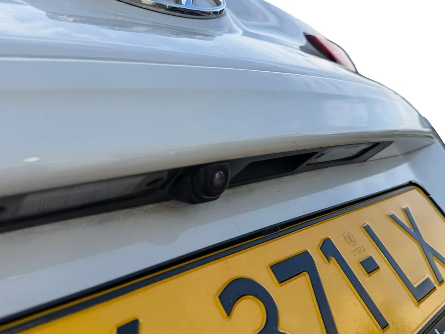 Hyundai Kona EV Limited Sky 64 kWh | Zeer compleet | 99% SOH | Open dak | Lederen bekleding | Trekhaak | Stoel verwarming & koeling | Stuurverwarming |