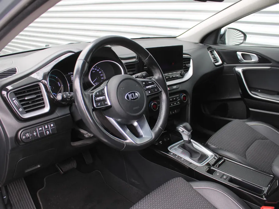 Kia Ceed Sportswagon 1.6 GDI PHEV DynamicPlusLine | Trekhaak | Stuur-/stoelverwarming | Plug-in | 16" LM | Clima | Camera | Cruise adapt. | Navi | LED |