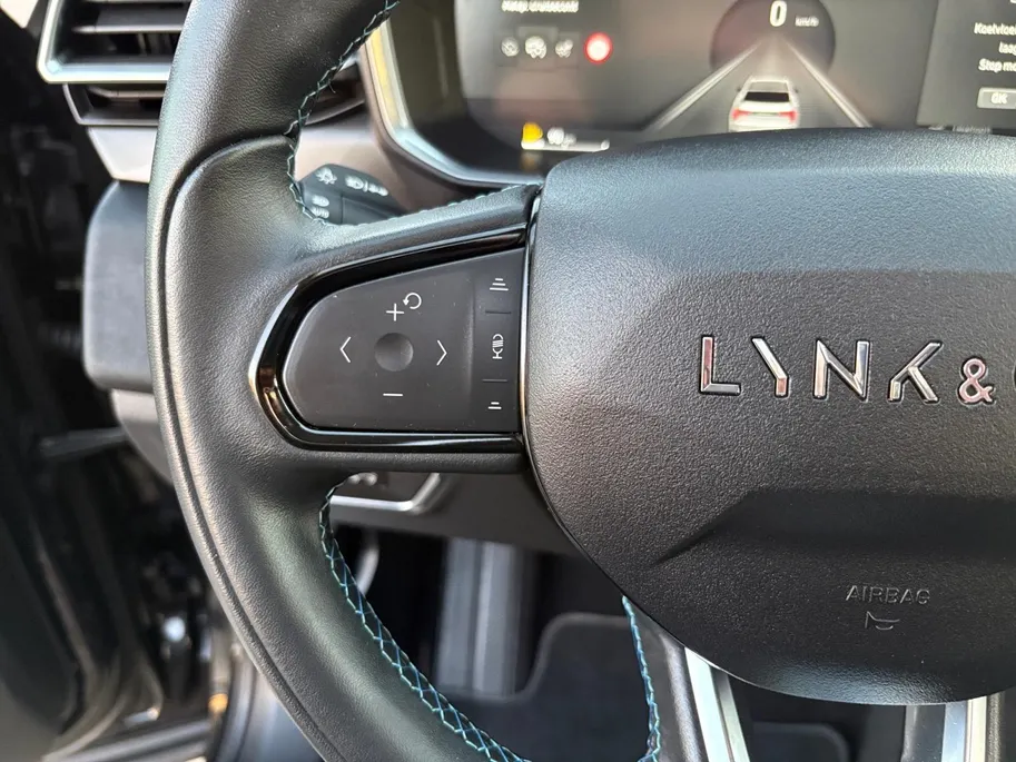 Lynk & Co 01 1.5 | Adaptieve Cruise Control | Stoelverwarming | Schuif/Kantel Dak |  | Elek. Achterklep | Lichtmetalen Velgen |