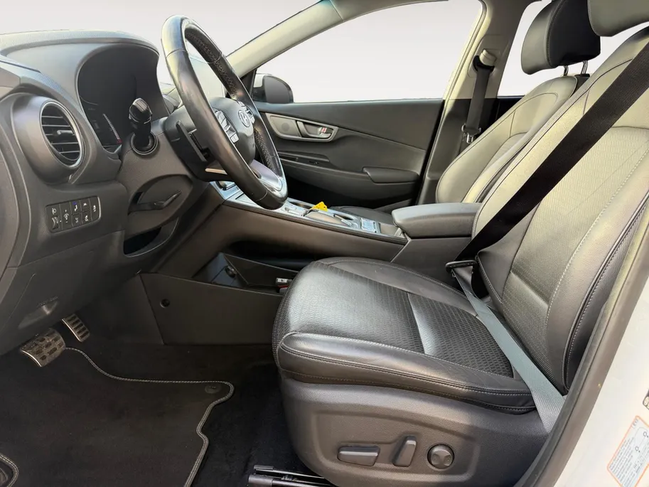 Hyundai Kona EV Limited Sky 64 kWh | Zeer compleet | 99% SOH | Open dak | Lederen bekleding | Trekhaak | Stoel verwarming & koeling | Stuurverwarming |