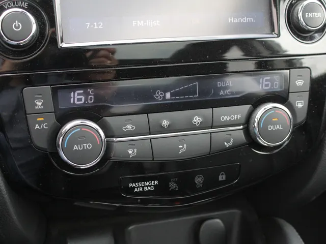 Nissan QASHQAI 1.2 Tekna Automaat | Leder | Panodak | Trekhaak