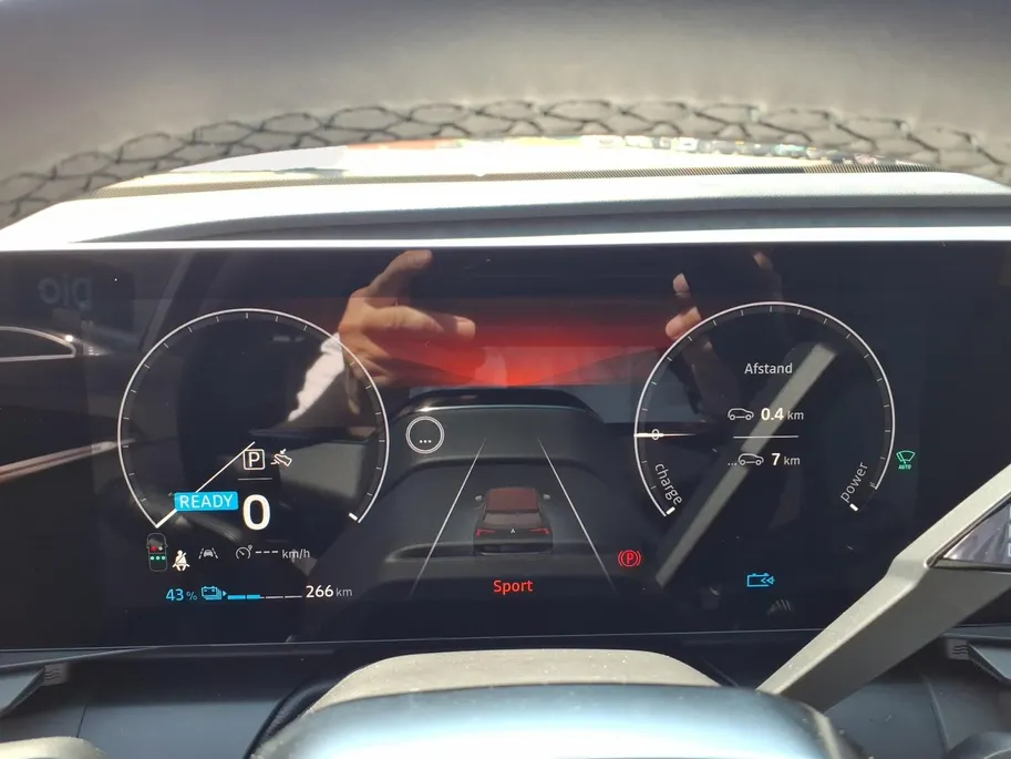 Mitsubishi Eclipse Cross Business Edition 87 kWh Apple Carplay/Android Auto , electronic climate controle , navigatiesysteem , stof/kunstlederen bekleding , voorstoelen verwarmd , warmtepomp.