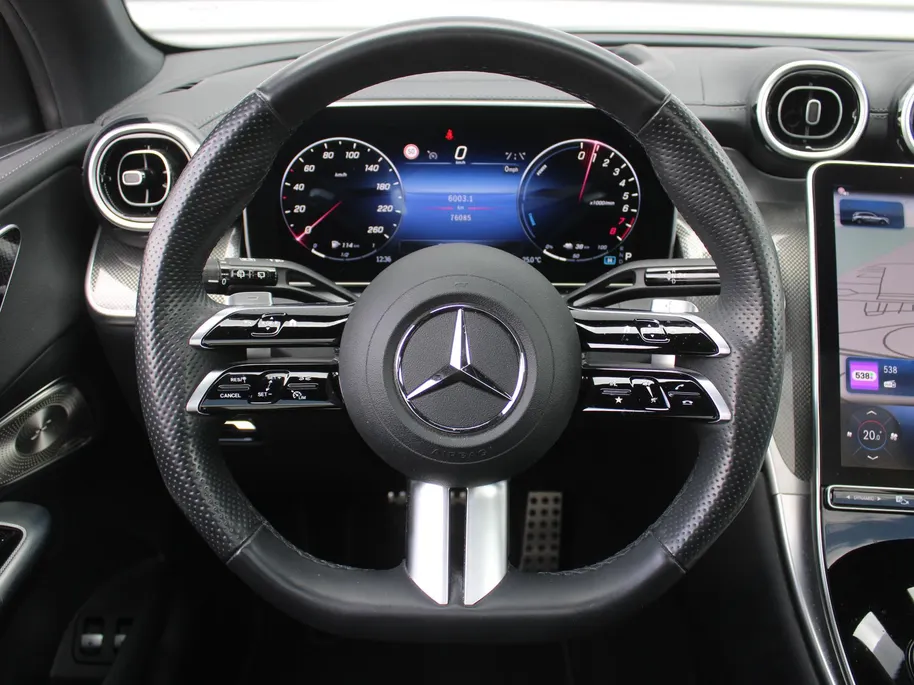 Mercedes-Benz GLC 300e 4MATIC AMG Line | 360 Camera | Schuifdak | Cruise adapt. | 20' LM | HUD | Treeplanken | Dodehoek detectie | Stoelverwarming + geheugen | BTW auto |