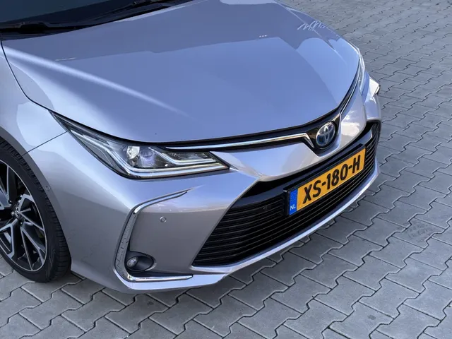 Toyota Corolla 1.8 Hybrid Executive | Leer | All Seasons