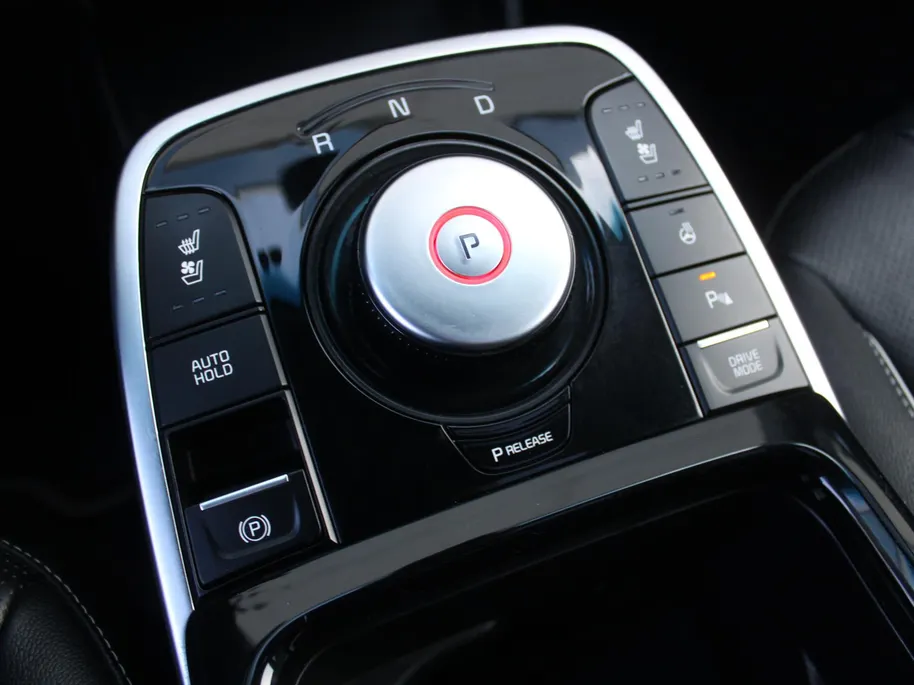 Kia e-Niro ExecutiveLine 64 kWh | Trekhaak | Stuur-/stoelverwarming + ventilatie | Leer | 17' LM | Cruise adapt. | Dodehoek detectie | LED | JBL audio |