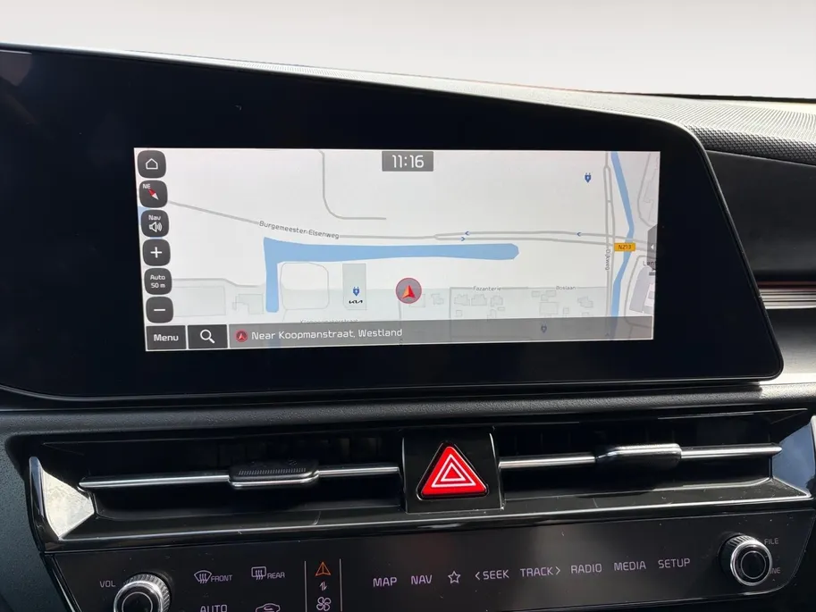 Kia Niro EV DynamicPlusLine 64.8 kWh | Glazen schuif-/kanteldak | Stoel- en stuurverwarming | Elektrisch bedienbare achterklep | Head-up display | Dodehoek assistentie | Achteruitrijcamera | Apple/Android Carplay | LED | Climate control