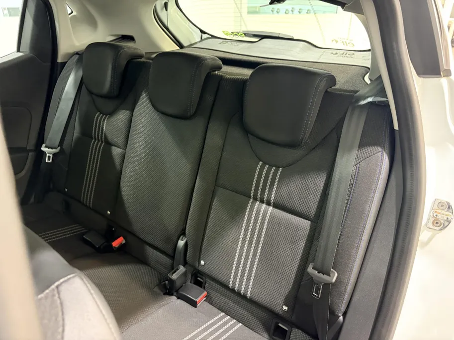 Renault Clio 90PK TCe GT-line | Lichtmetalen Velgen | Panoramadak | Parkeersensoren | Climate Control | Sportstoelen | Cruise Control | Full LED | Navi | Bluetooth | Armsteun | Keyless Entry |