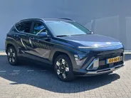 Hyundai Kona 1.6 GDI HEV 141pk DCT Premium + Trekhaak! / Org. Nederlands / Navigatie + Camera / Climate en Cruisecontrol /