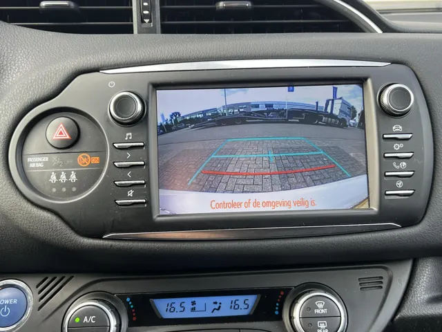 Toyota Yaris 1.5 Hybrid Bi-Tone Automaat | 16' Lichtmetalen Velgen | Climate Control | Elek. Raambediening
