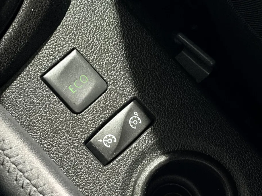 Renault Captur 120PK TCe Intens Automaat | Trekhaak | Navi | LM Velgen Hoogglans Zwart | Camera | Parkeersensoren | Full LED | Climate Control | Cruise Control | Keyless Entry | Elektrische Ramen & Spiegels | Licht & Regen Sensor |