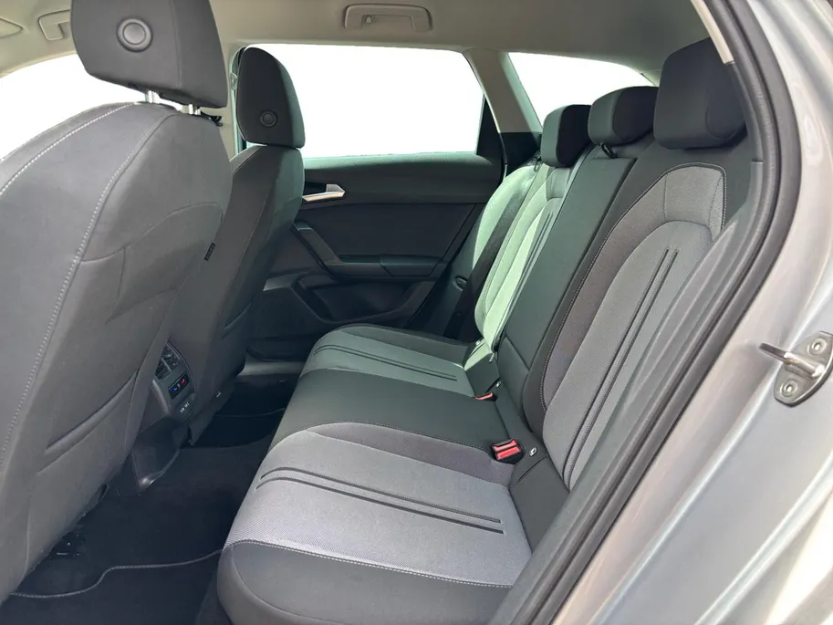 SEAT Leon Sportstourer 1.0 eTSI Style Business Intense | Metallic lak| Navigatie| Digitale cockpit| Parkeer sensoren V/A| Camera| Stuur verwarming| Keyless start| Zeer nette auto